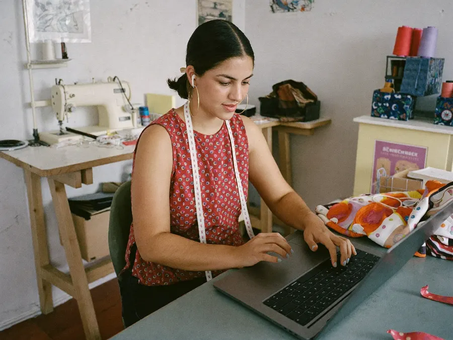 Trabajadora independiente en su taller